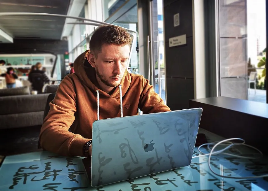 Charles Baras au travail sur son ordinateur portable, en 2020