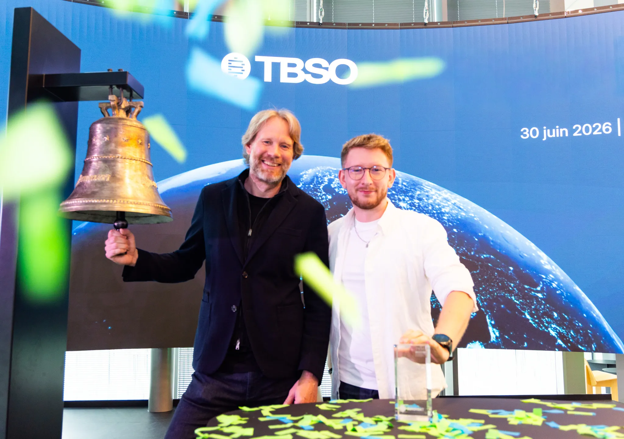 Charles Baras et Éric Larchevêque sonnent la cloche d'Euronext pour l'introduction en bourse de TBSO, le 30 juin 2026