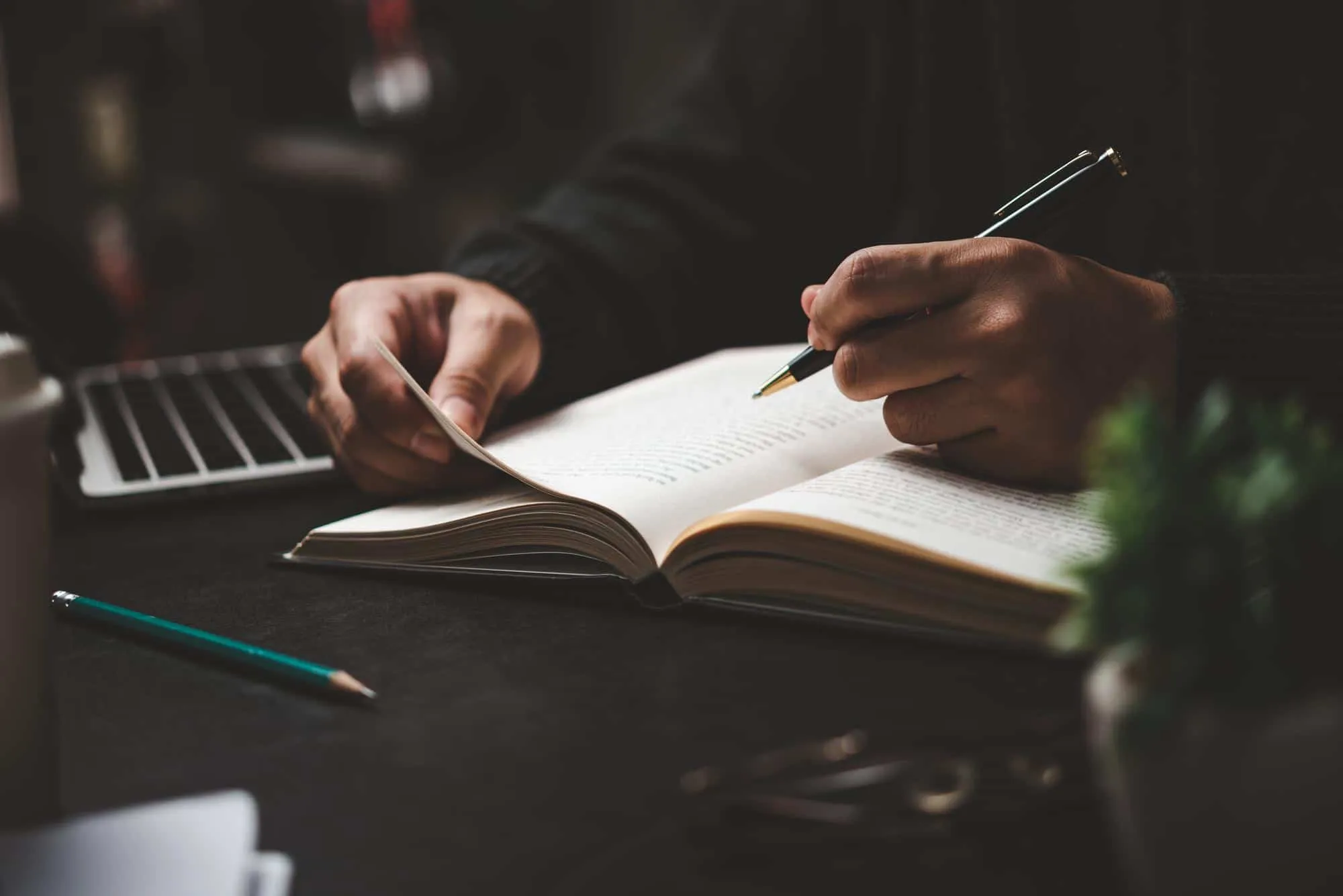 Image à la une de l'article : Ghostwriting : Modèles économiques et cadre légal pour 2026